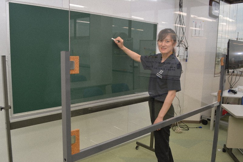 新型コロナ 善通寺の黒板メーカー 透明ボードで快適授業 英語の発音 耳の不自由な生徒へ配慮 香川 毎日新聞