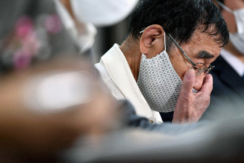 旧優生保護法下での強制不妊手術について国家賠償を求めた訴訟で請求を棄却され、判決後の記者会見で目元を押さえる原告の北三郎さん=東京・霞が関の司法記者クラブで2020年6月30日午後3時59分、北山夏帆撮影