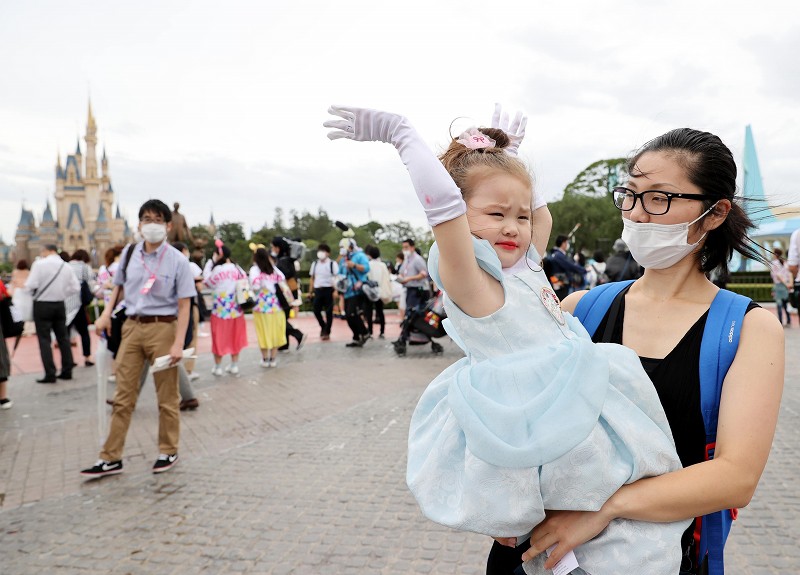 東京ディズニーランド シー 4カ月ぶり再開 開園前から並んだ客が 3密 避け入場 写真特集2 7 毎日新聞