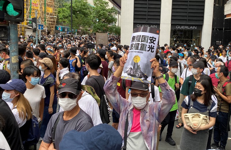 国家安全維持法を批判するプラカードを手に行進する市民=香港・銅鑼湾で2020年7月1日、福岡静哉撮影