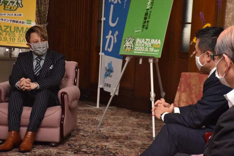 滋賀県の三日月大造知事(右から2人目)らに「イナズマロックフェス2020」について説明する西川貴教さん(左端)=県庁で2020年7月1日午前11時38分、諸隈美紗稀撮影
