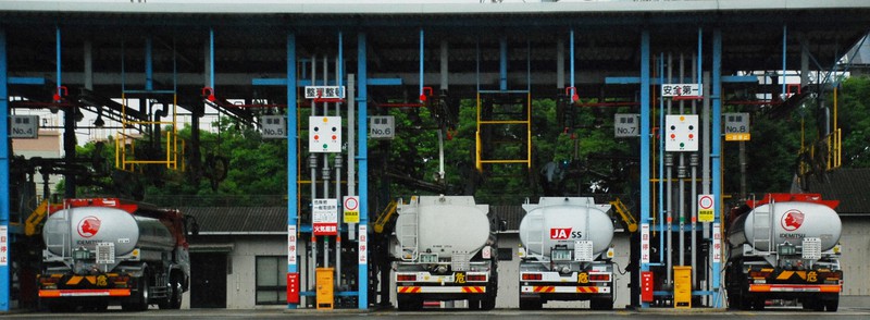 ENEOSとコスモ石油が共同出資する西日本の油槽所では、出光のタンクローリー(右端と左端)もガソリンを調達している=2020年6月18日、遠藤浩二撮影(画像の一部を加工しています)
