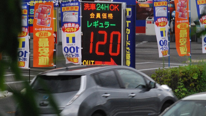 自動車ユーザーのガソリンに対する関心は高い=東京都内で2020年7月1日、川口雅浩撮影