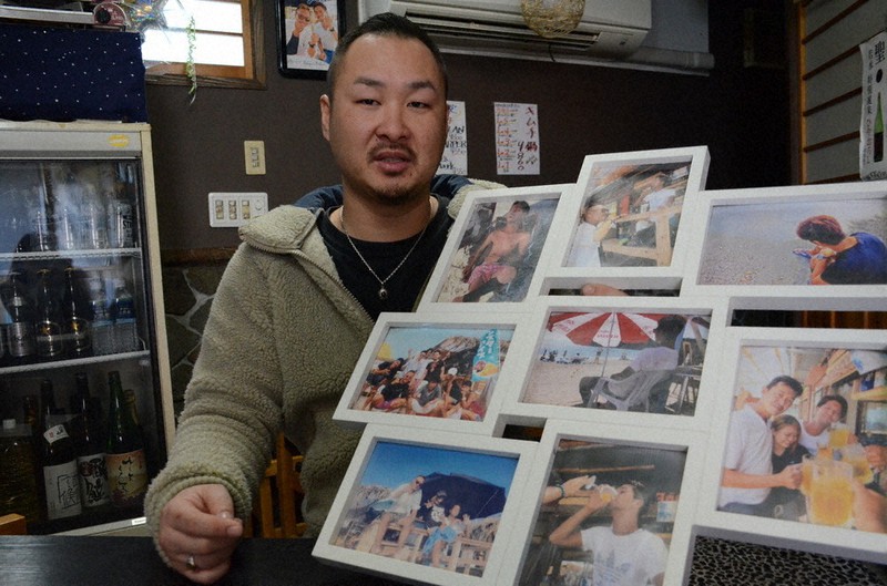 海の家で撮った写真を前に語る森川隼さん。米兵からの謝罪がないことに憤りを隠せない=神奈川県逗子市で2月