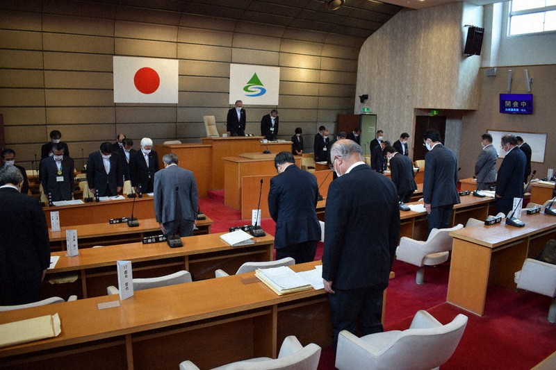 北部豪雨 議場で黙とう 朝倉市議会 市議と市幹部 福岡 毎日新聞
