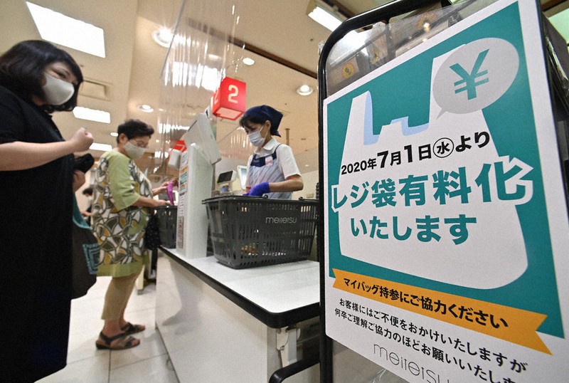 レジ袋有料化が始まり、マイバッグ持参を呼びかける掲示=名古屋市中村区の名鉄百貨店で1日、兵藤公治撮影