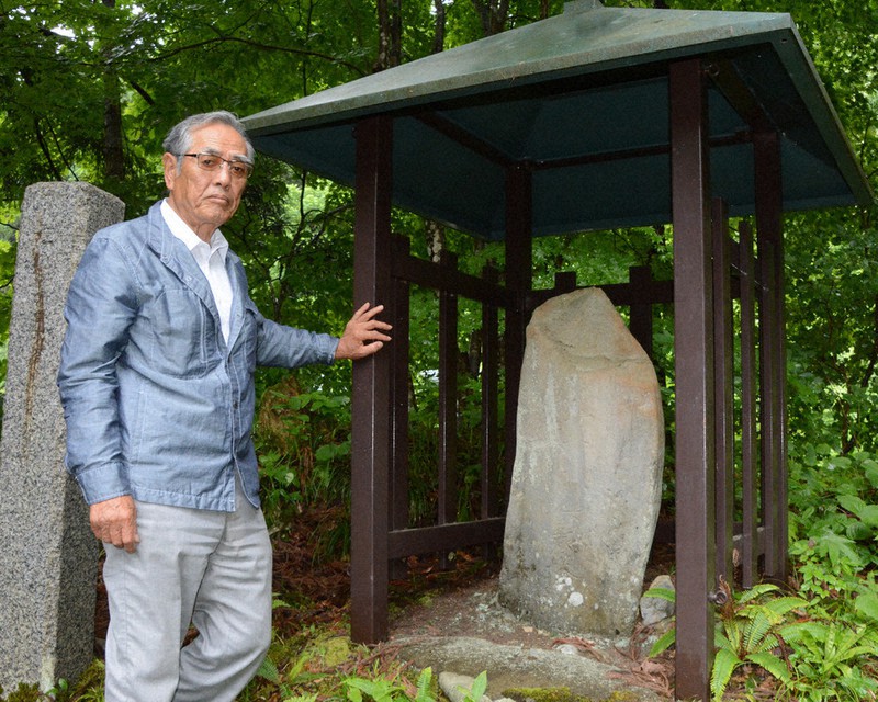 最古とされる「塩地平の草木塔」=山形県米沢市で