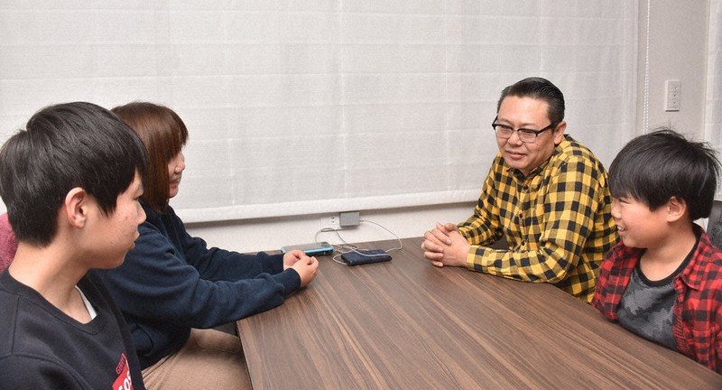 2019年12月に改修工事を終えた自宅に戻り、だんらんの時を過ごす梶真人さん一家=岡山県倉敷市真備町地区で、戸田紗友莉撮影
