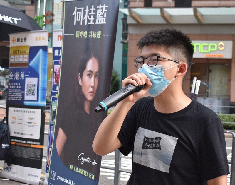 立法会選への出馬を目指す女性の応援演説に駆けつけた黄之鋒氏=香港・宝琳駅前で6月26日