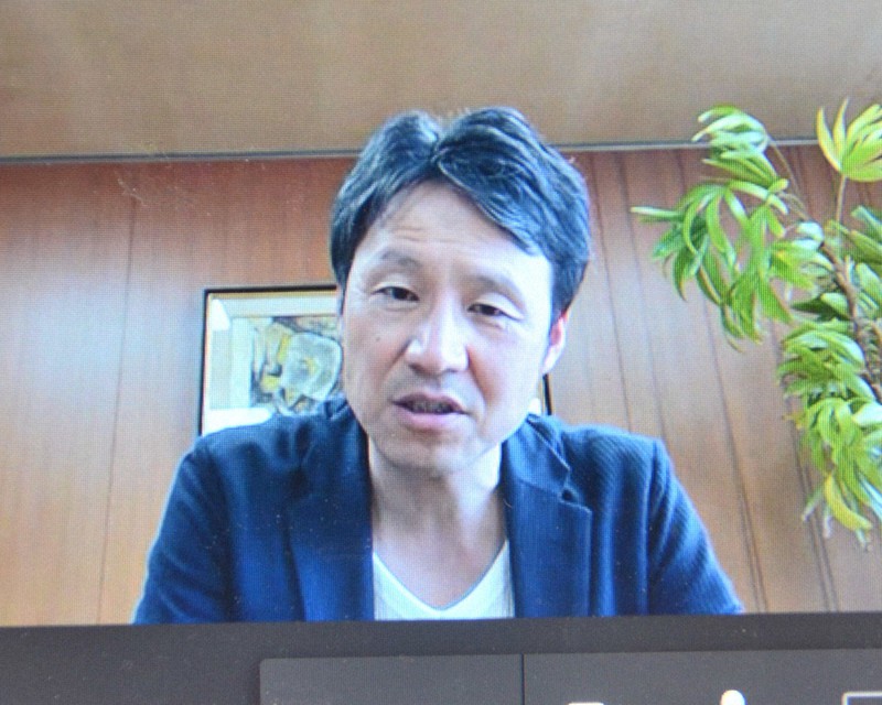ウェブ会議システムで山口県下関市の本社からインタビューに応じる椋梨敬介社長=福岡市中央区で2020年6月12日午後3時8分、久野洋撮影