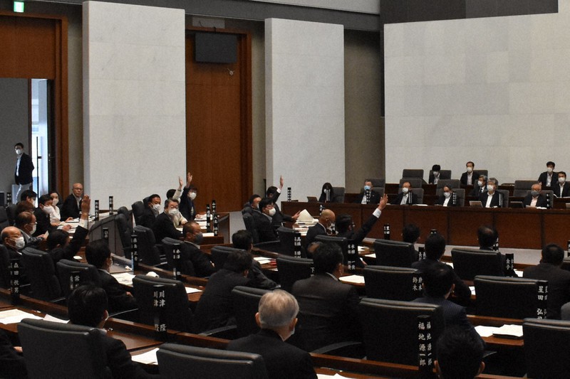 県民投票条例案の採決で、賛成の挙手をした県議は5人にとどまった=水戸市で2020年6月23日午後1時50分、韮澤琴音撮影
