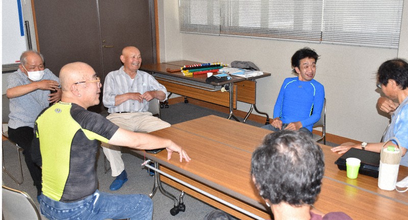久しぶりの再会に笑みをこぼす森田忠正理事長(左から3人目)ら=米子市両三柳で2020年6月22日、阿部絢美撮影