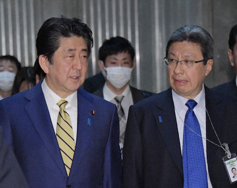 安倍晋三首相(左)と今井尚哉首相秘書官兼首相補佐官=川田雅浩撮影