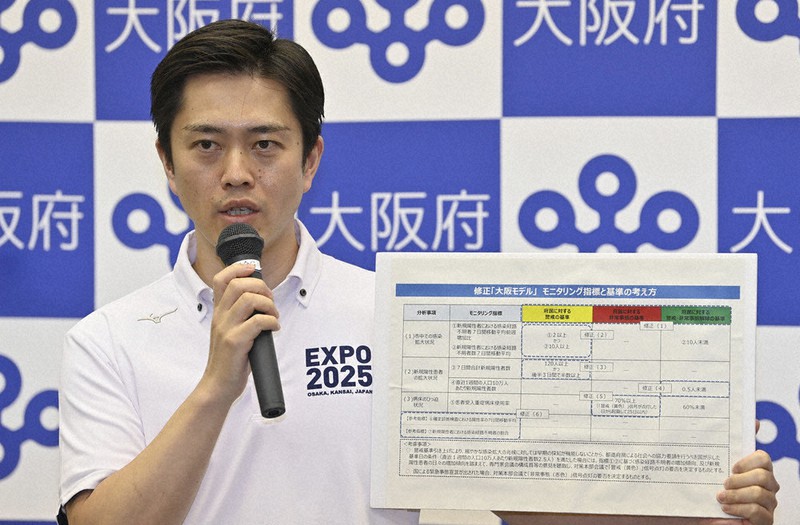 新型コロナ対策本部会議後、取材に応じる吉村洋文・大阪府知事=大阪市中央区で2020年7月3日午後7時12分、藤井達也撮影