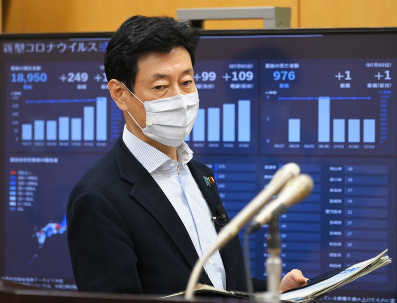 小池百合子東京都知事らとの会談後、記者会見に臨む西村康稔経済再生担当相=内閣府で2020年7月4日午後5時20分、手塚耕一郎撮影