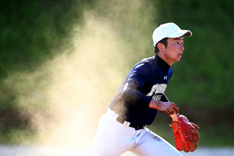 チーム練習でノックを受ける県立船橋高校野球部の森一馬主将=千葉県船橋市で2020年6月17日、大西岳彦撮影