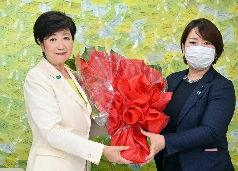 東京都知事選で再選され、都民ファーストの会の荒木千陽都議から花束を受け取る小池百合子氏(左)=東京都新宿区で2020年7月5日、北山夏帆撮影