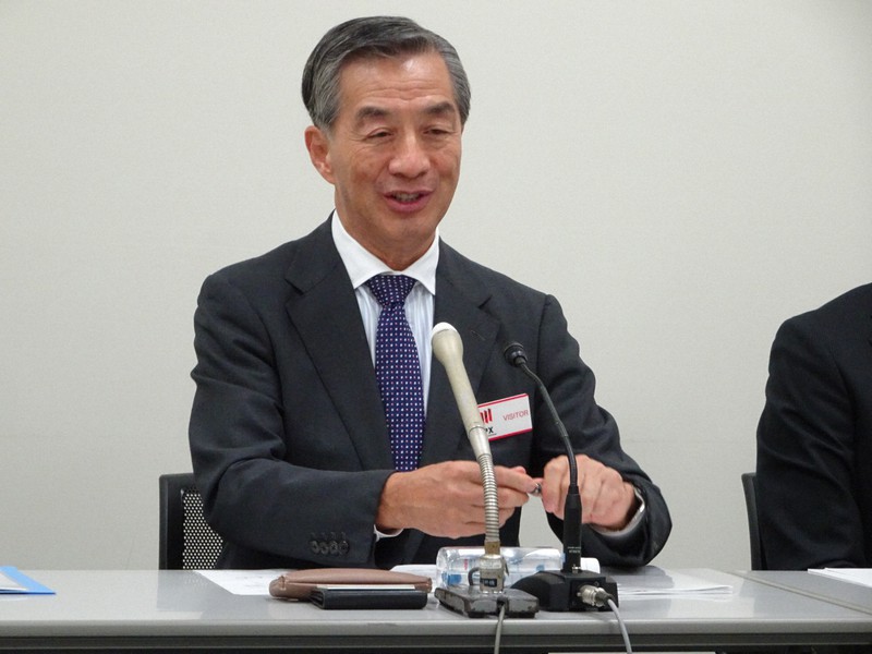 スルガ銀行への出資について説明する野島広司・ノジマ社長=東京都中央区で2019年10月31日、今沢真撮影