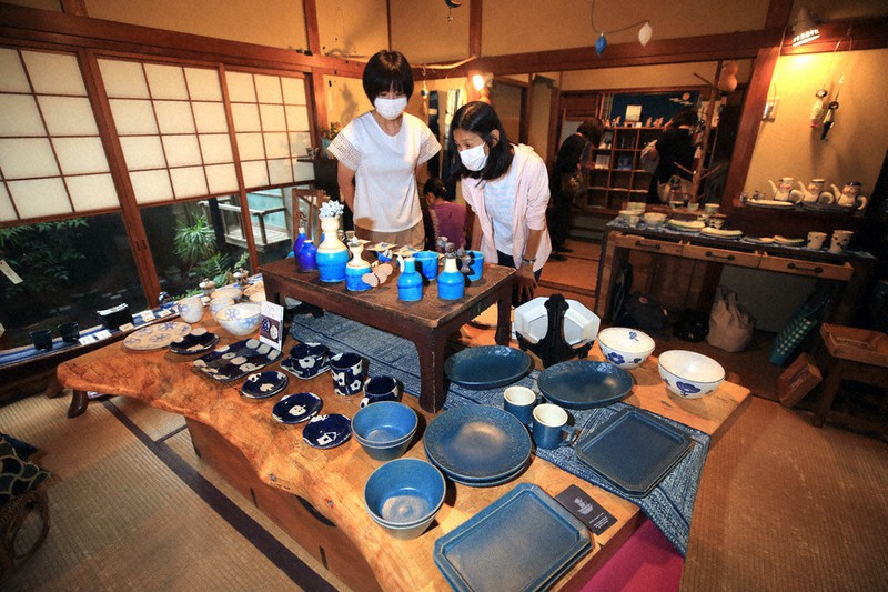 古民家にブルーの空間 雑貨 衣服など展示即売会 12日まで 和歌山 和歌山 毎日新聞 古民家にブルーの空間 雑貨 衣服など展示即売会 12日まで 和歌山 和歌山 毎日新聞