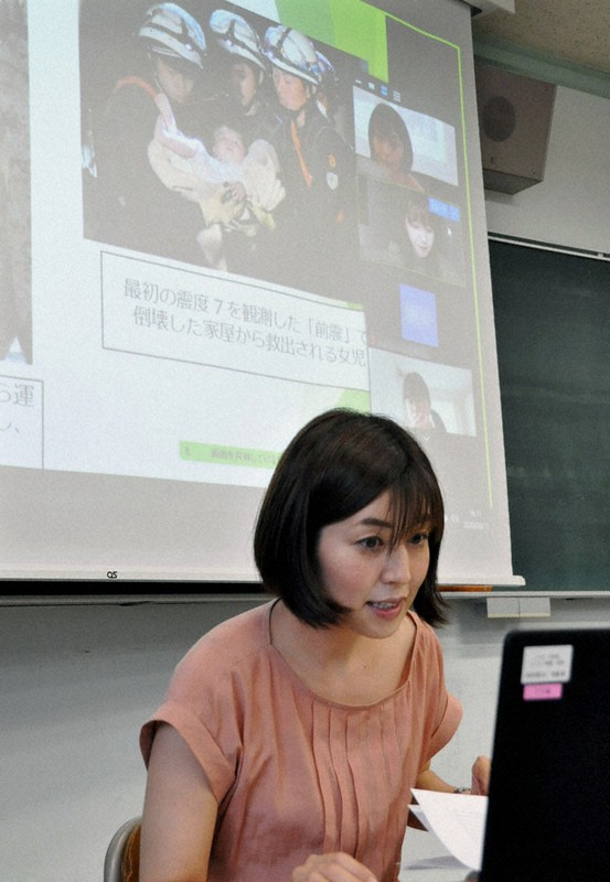 熊本地震の写真について、パソコン画面を通して学生と意見を交わすフリーアナウンサーの堀友理子さん=東京都世田谷区の昭和女子大で2020年6月11日、田中理知撮影(画像の一部を加工しています)