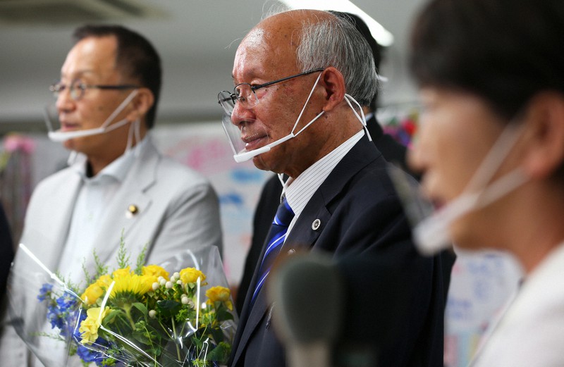駆けつけた国会議員らにねぎらわれる宇都宮健児氏(中央)=東京都新宿区で2020年7月5日午後8時36分、小川昌宏撮影