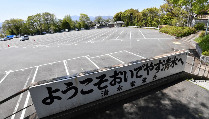 4月末からのゴールデンウイーク期間に入っても、清水寺近くの駐車場にも観光バスはなく、周辺に観光客の姿はほとんどなかった=京都市東山区で2020年4月25日午後1時13分、川平愛撮影