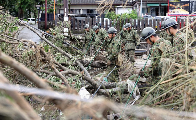 行方不明者の捜索をする自衛隊員=熊本県人吉市で2020年7月6日午後2時12分、幾島健太郎撮影