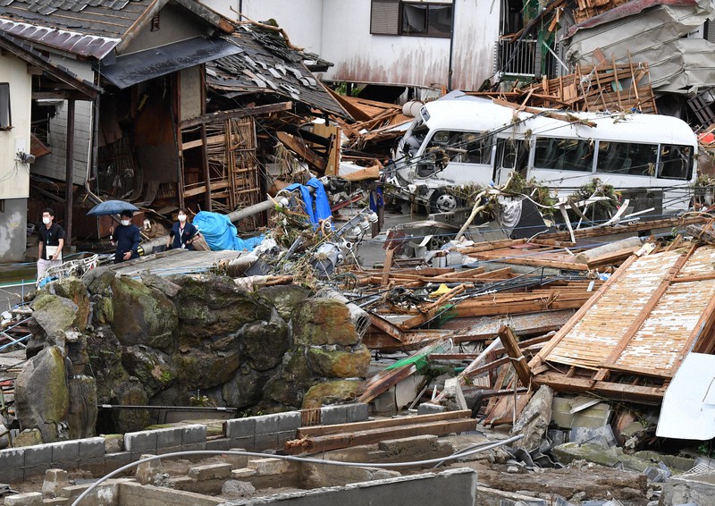 水害でがれきが散乱したままの渡地区=熊本県球磨村で2020年7月6日午後2時48分、望月亮一撮影