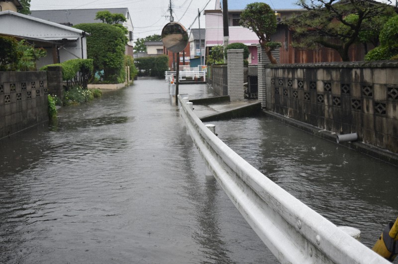 冠水により水路と道路の境が分からなくなっていた=佐賀市で2020年7月6日午後5時46分、池田美欧撮影