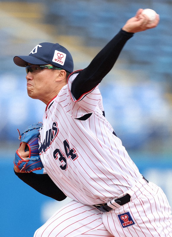 巨人戦の立ち上がり、味方の声かけでピンチを脱したヤクルトの先発・山田大=神宮球場で2020年6月28日、喜屋武真之介撮影
