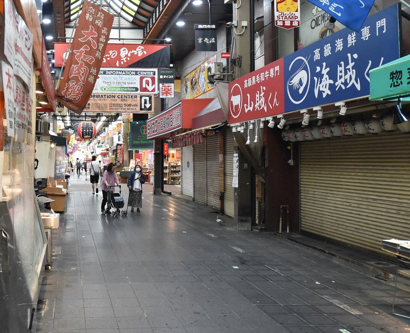 外国人観光客が訪れず、閑散とする大阪市の黒門市場。シャッターが下ろされた店も目立つ=2020年6月18日、加古信志撮影