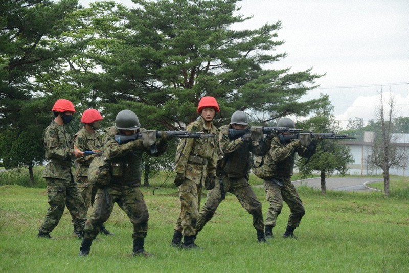 目標に向け空包射撃を行う訓練参加者たち=宮城県多賀城市の陸上自衛隊多賀城駐屯地で1日