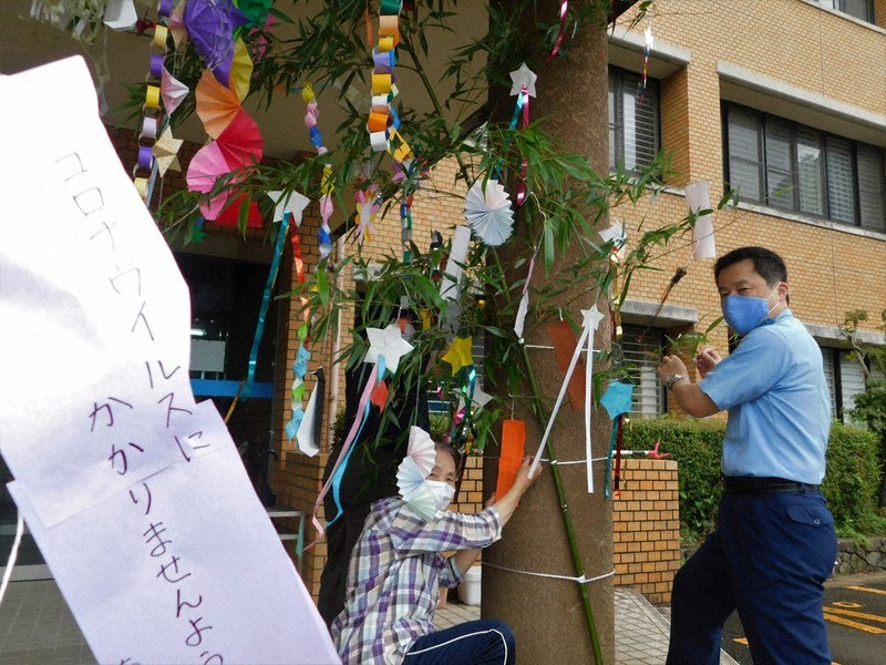園児が短冊に願い事 出石警部派出所の玄関に七夕かざり 豊岡 兵庫 毎日新聞