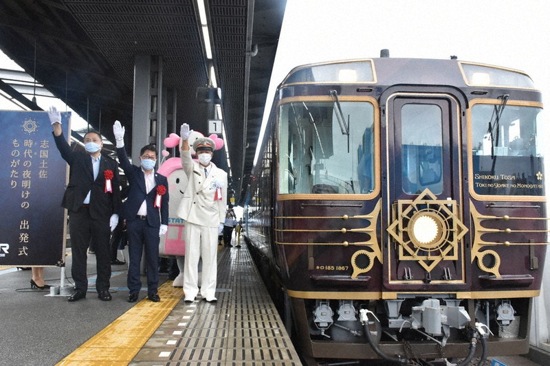 合図に合わせて出発する観光列車=高知市栄田町のJR高知駅で、北村栞撮影