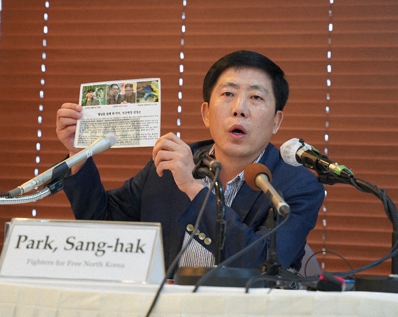 北朝鮮に向け散布したビラを手に会見する朴相学・自由北韓運動連合代表=ソウルで2020年7月6日、渋江千春撮影