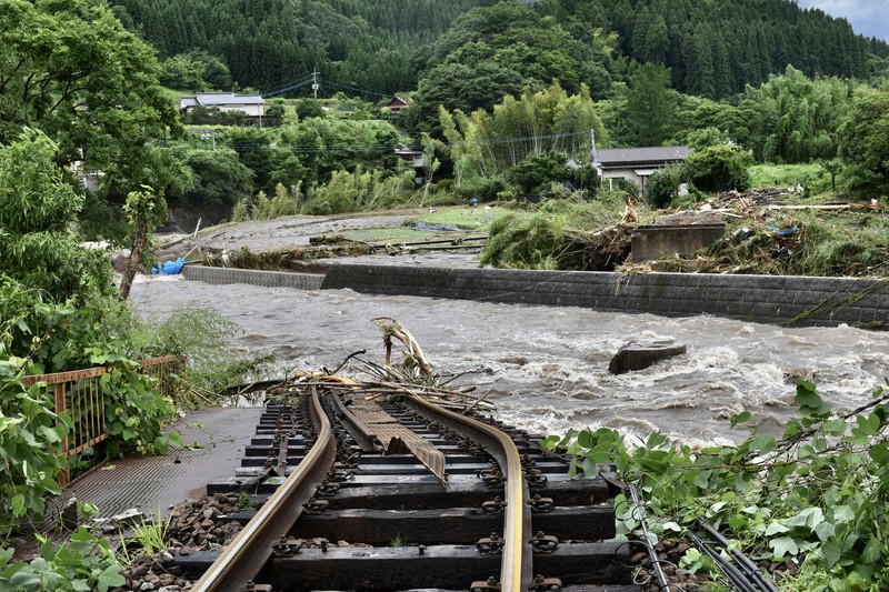 鉄橋が流されたJR久大線=大分県九重町野上で2020年7月7日午後1時44分、辻本知大撮影