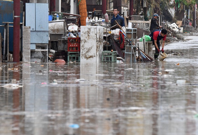 どしゃ降りで冠水した市街地。やっと水が引き、復旧作業中だっただけに、被災者の間に徒労感がただよった=熊本県人吉市で2020年7月7日午後3時52分、望月亮一撮影
