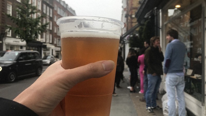 英国では新型コロナウイルスの影響で持ち帰りの飲食が増え、プラスチックの利用も増えている=ロンドンで2020年7月3日、横山三加子撮影