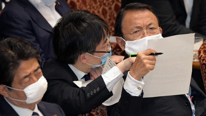 参院予算委員会で予算審議に臨む麻生太郎財務相(右)と安倍晋三首相(左)=国会内で2020年6月12日、竹内幹撮影