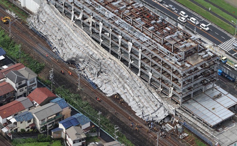 近畿も大雨 強風 工事足場 線路上に倒壊 大阪 毎日新聞