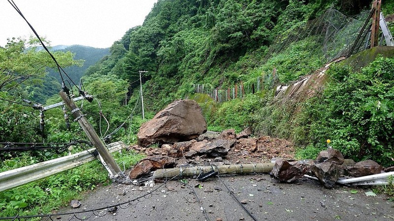 落石が車に当たり、男性がけがした国道480号の現場=和歌山県有田川町遠井で、和歌山県提供