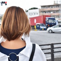 事故による首の痛みを抑えるため長かった髪をばっさり切った女性。米兵側からの賠償はまだ受けられていない＝沖縄県読谷村の事故現場で2020年2月13日午前11時28分、平川昌範撮影