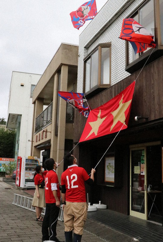 次の金星 応援旗に アントラーズのサポーター 鹿島神宮門前通りに掲げる 茨城 毎日新聞