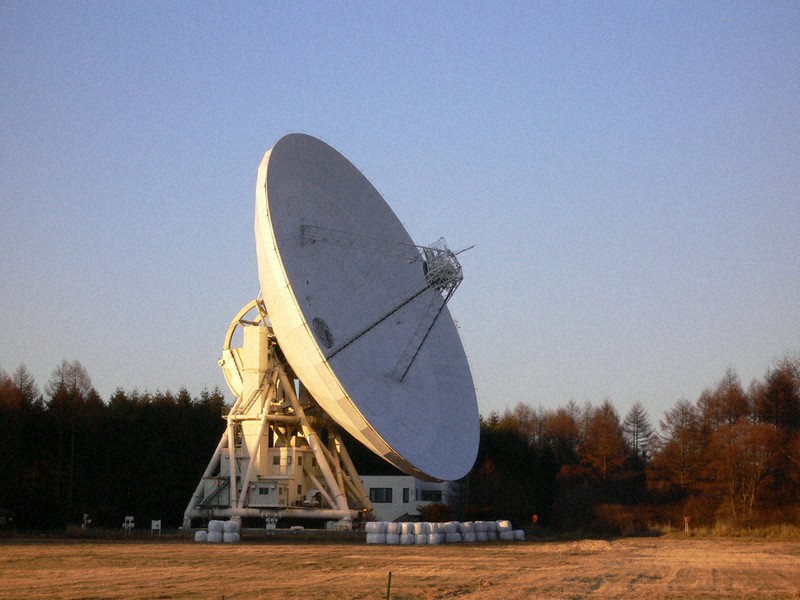 野辺山宇宙電波観測所にある直径45メートルの電波望遠鏡=国立天文台提供