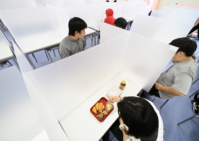 サイドライト：定時制高校の食堂 しきりに感じる先生の …