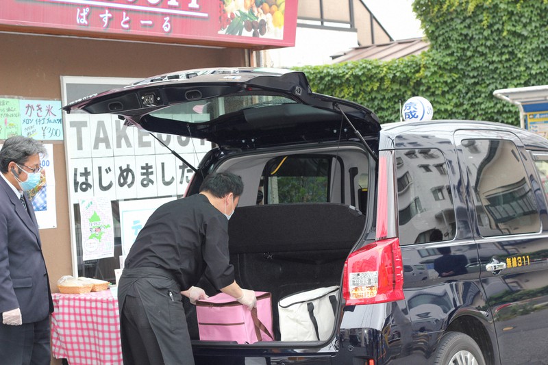 タクシーを使った無料出前サービス「まつタク出前便」=千葉県松戸市で5月22日