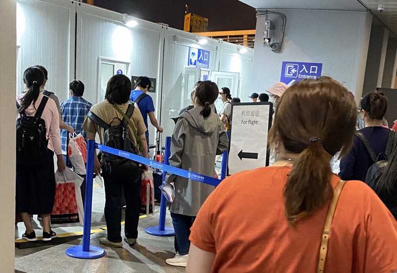 上海の浦東空港内に設けられたPCR検査場=上海市内で7月3日、米村耕一撮影