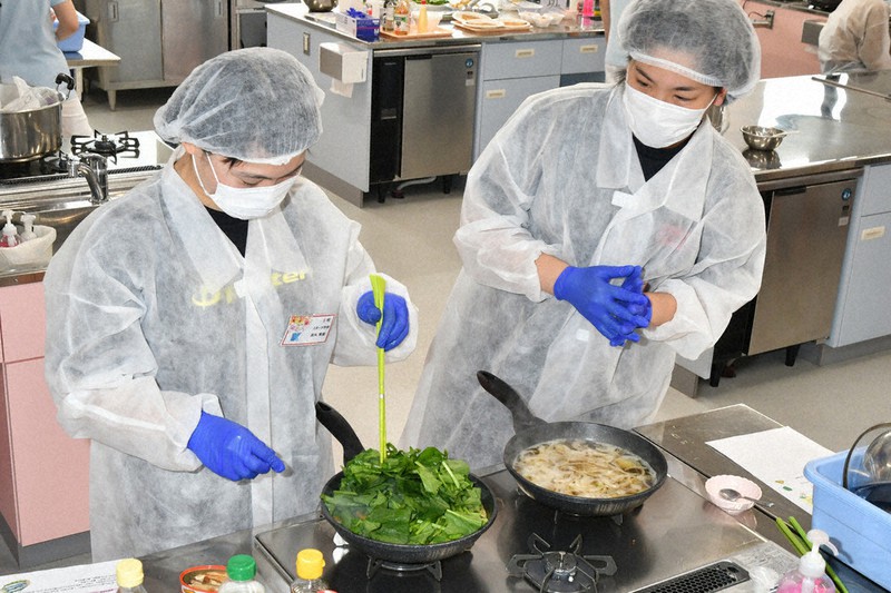 野菜をふんだんに使ったメニューを調理する学生。衛生管理とコロナ対策のため、マスクやゴム手袋などを着用した
