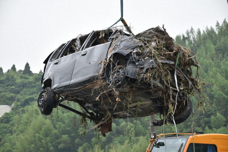九州豪雨被害 行方不明男性の車 引き上げる 由布市挾間町の黒川 大分 毎日新聞