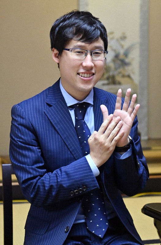 第75期本因坊決定戦七番勝負で9連覇を達成し、笑顔を見せる本因坊文裕=三重県鳥羽市の戸田家で2020年7月9日午後7時2分、兵藤公治撮影